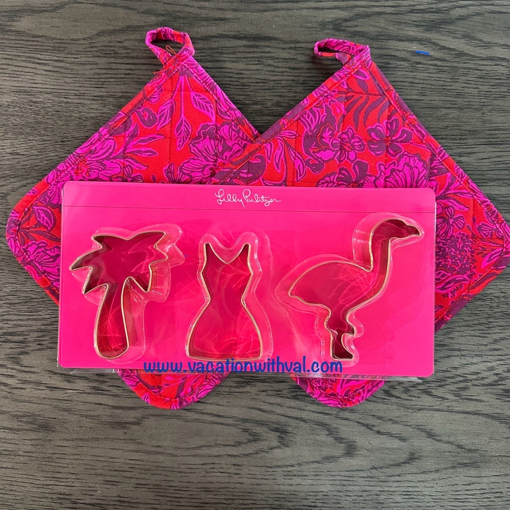*NWT* Lilly Pulitzer 3 pc Gold Metallic Cookie Cutter set and 2 pot holders